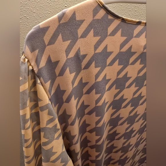 Women's Houndstooth Blouse - Gray - Picture 7 of 7